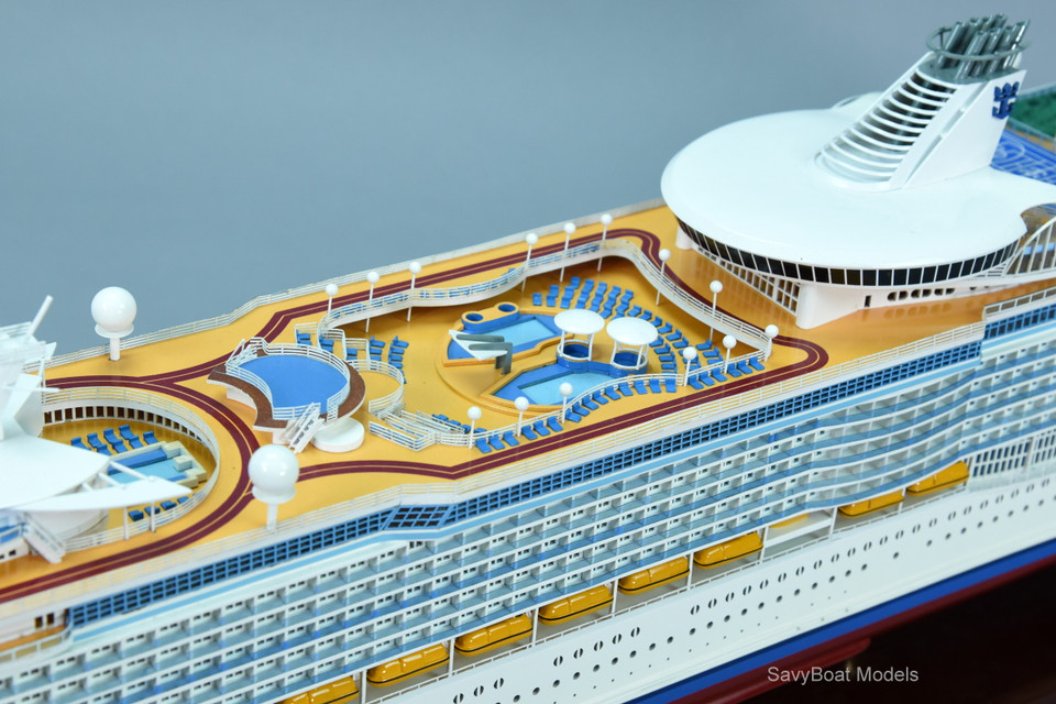 MS MARINER OF THE SEAS LIGHTED CRUISE SHIP