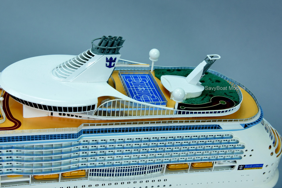 MS MARINER OF THE SEAS LIGHTED CRUISE SHIP