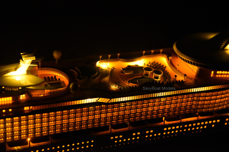 MS MARINER OF THE SEAS LIGHTED CRUISE SHIP