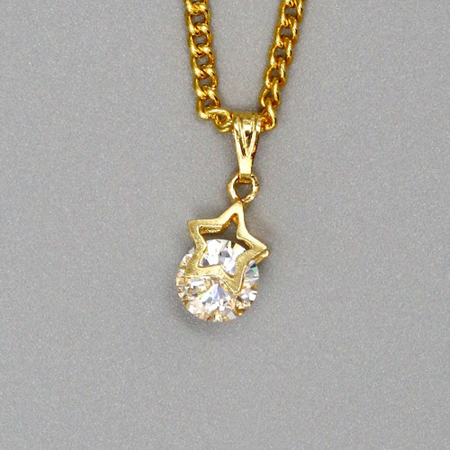 Étoile Pendant Necklace in Gold Close up