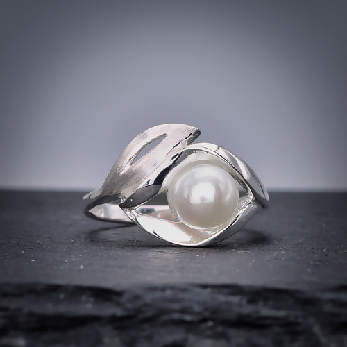 Sterling Silver Freshwater Pearl Leaf Ring Close up