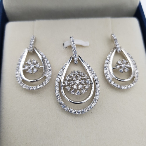 Sparkling Flower Pendant set in Silver