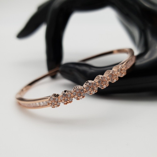 Cluster setting flower Bracelet in Rose Gold