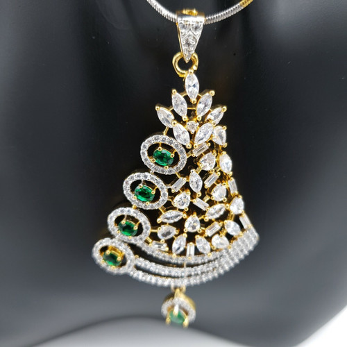 Dazzling Christmas Tree Pendant Necklace in Gold