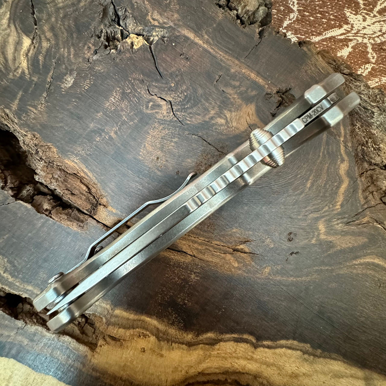 テイチク　ペアマイク　ゴールド　シルバー Demko MG AD20S Shark Lock Textured Titanium Handle Stonewash Clip