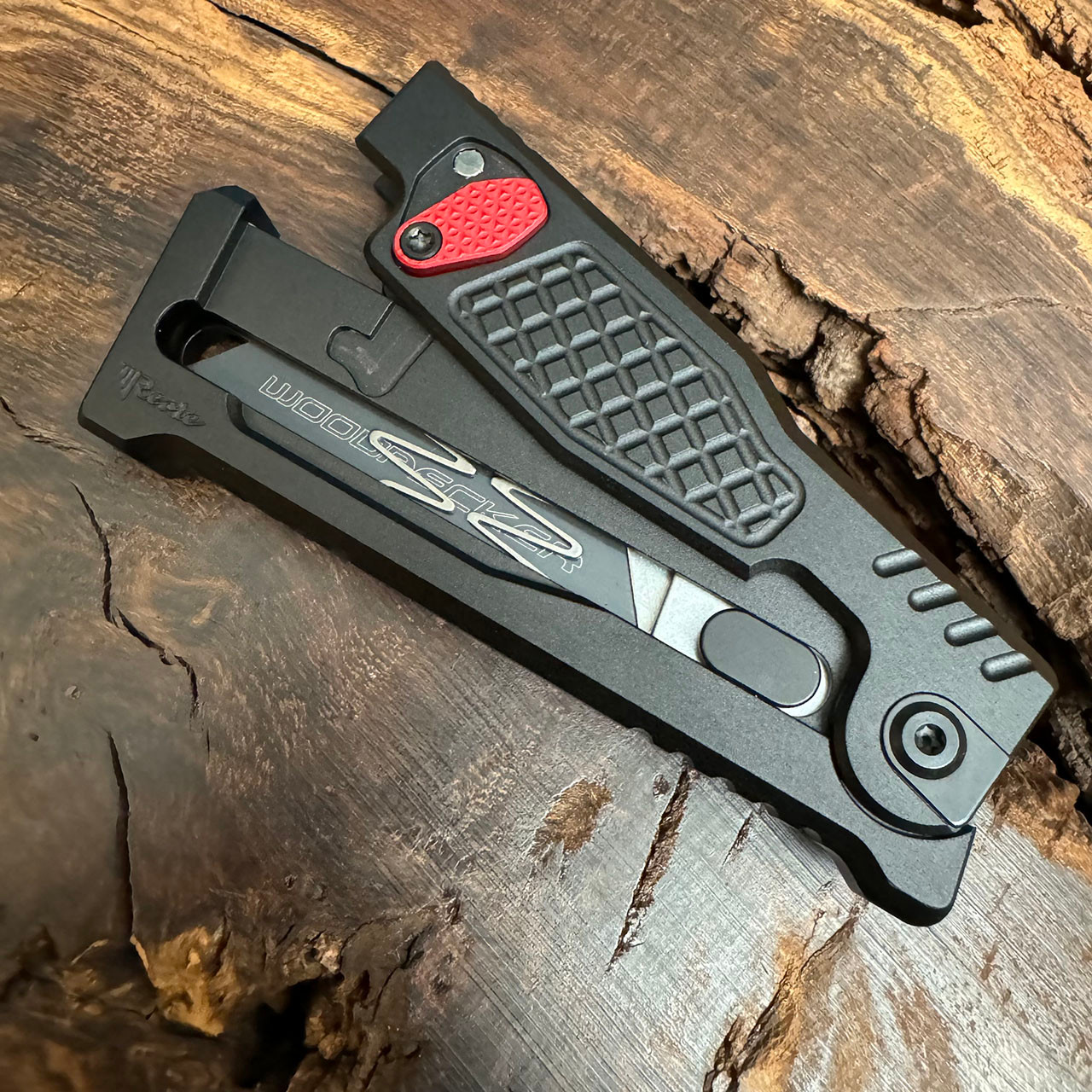 Reate EXO-U Utility Gravity Knife Black Aluminum Diamond Patterned