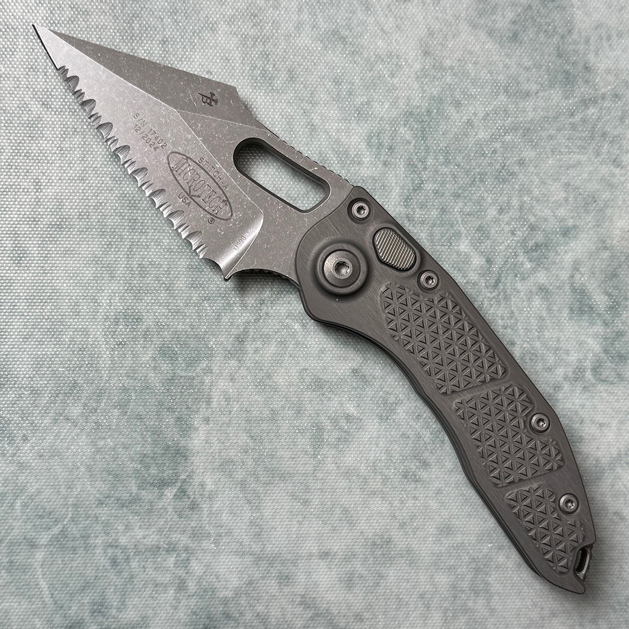 Microtech Borka Stitch Auto S/E Natural Clear Handle Apocalyptic