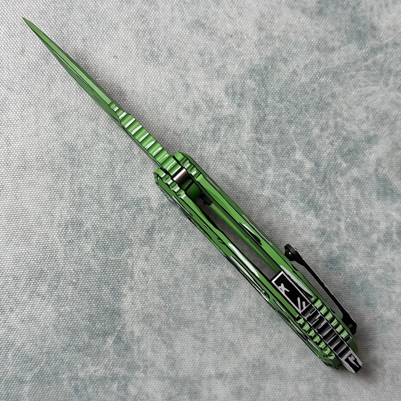 Heretic Knives Medusa Manual Tanto Toxic Green Cel Shading w