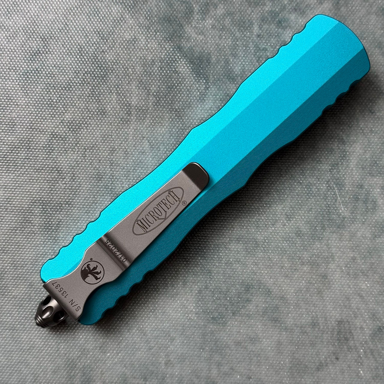 Microtech Dirac Delta D/E Turquoise Handle Satin Full Serrated