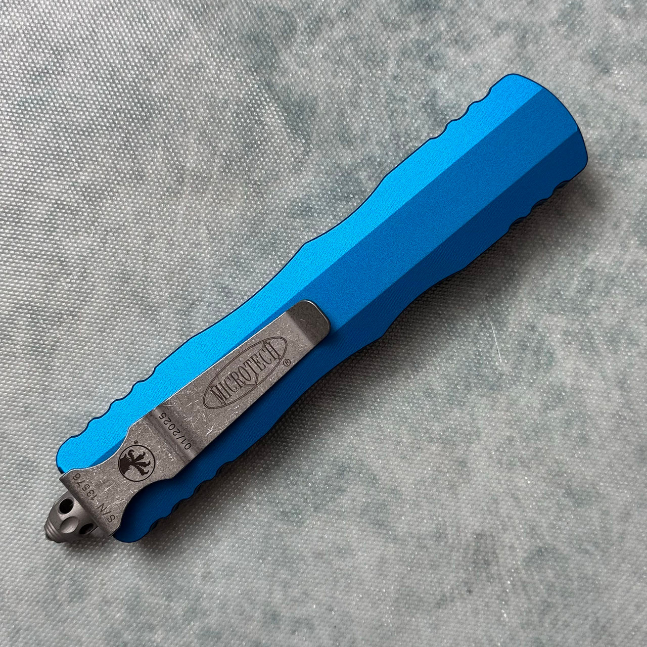 Microtech Dirac Delta D/E Blue Apocalyptic Full Serrated 227