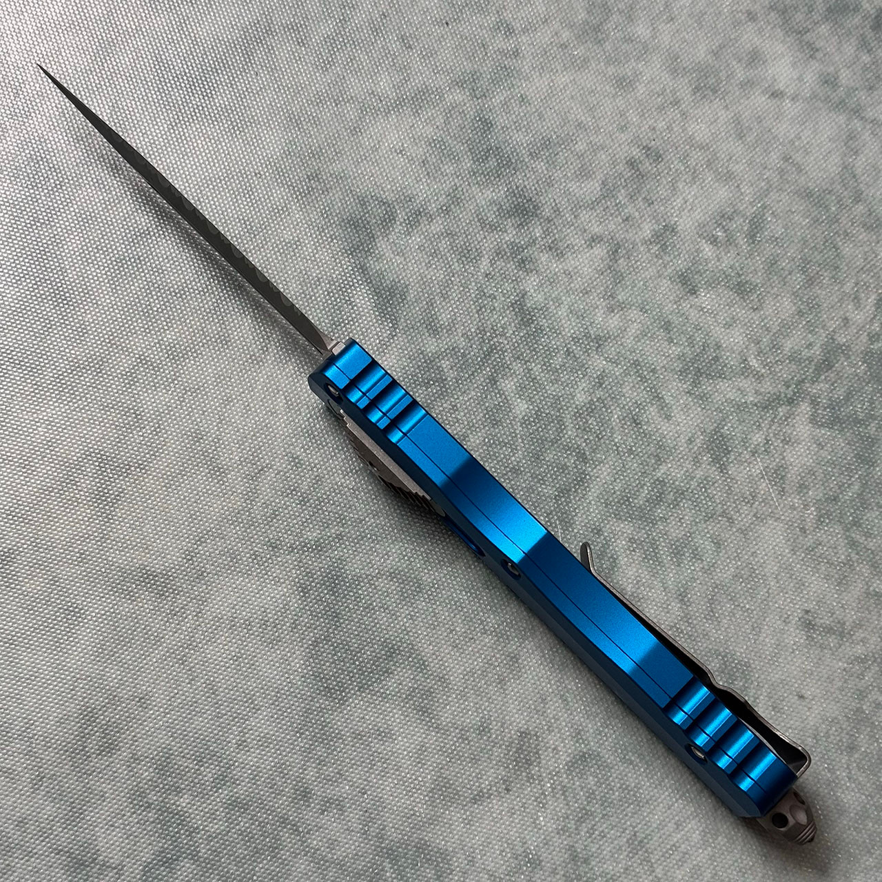 Microtech Dirac Delta D/E Blue Apocalyptic Full Serrated 227