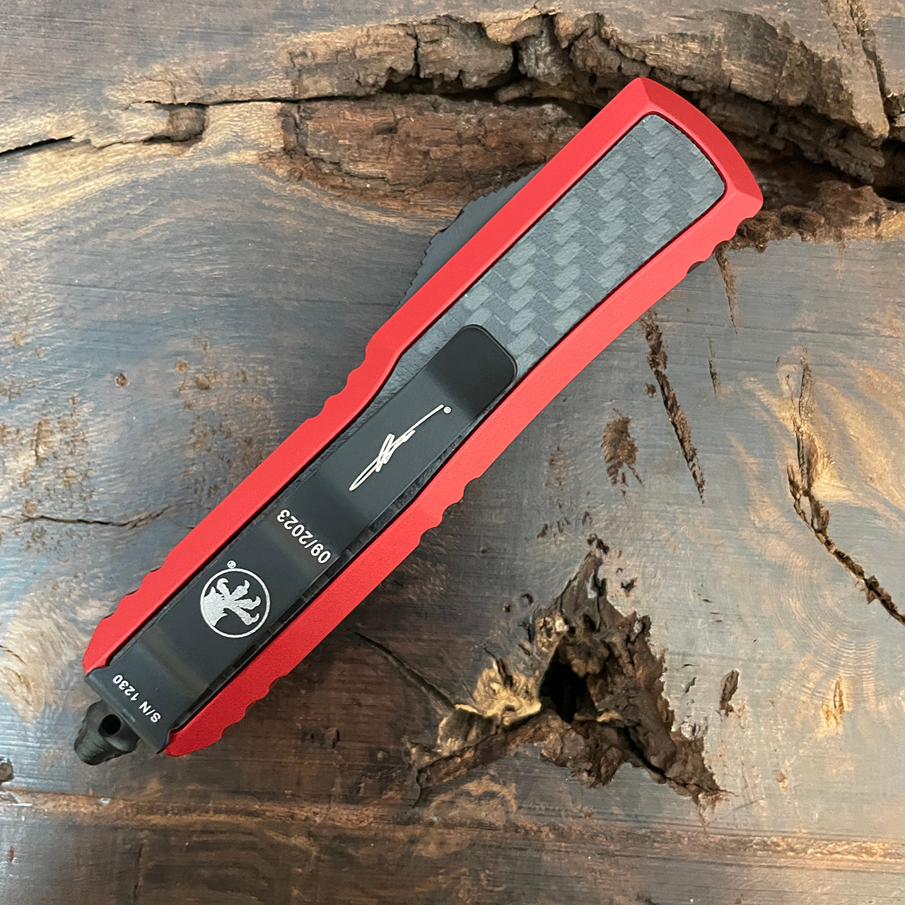 Microtech Daytona S/E Red w/ Carbon Fiber Inlay Black Standard