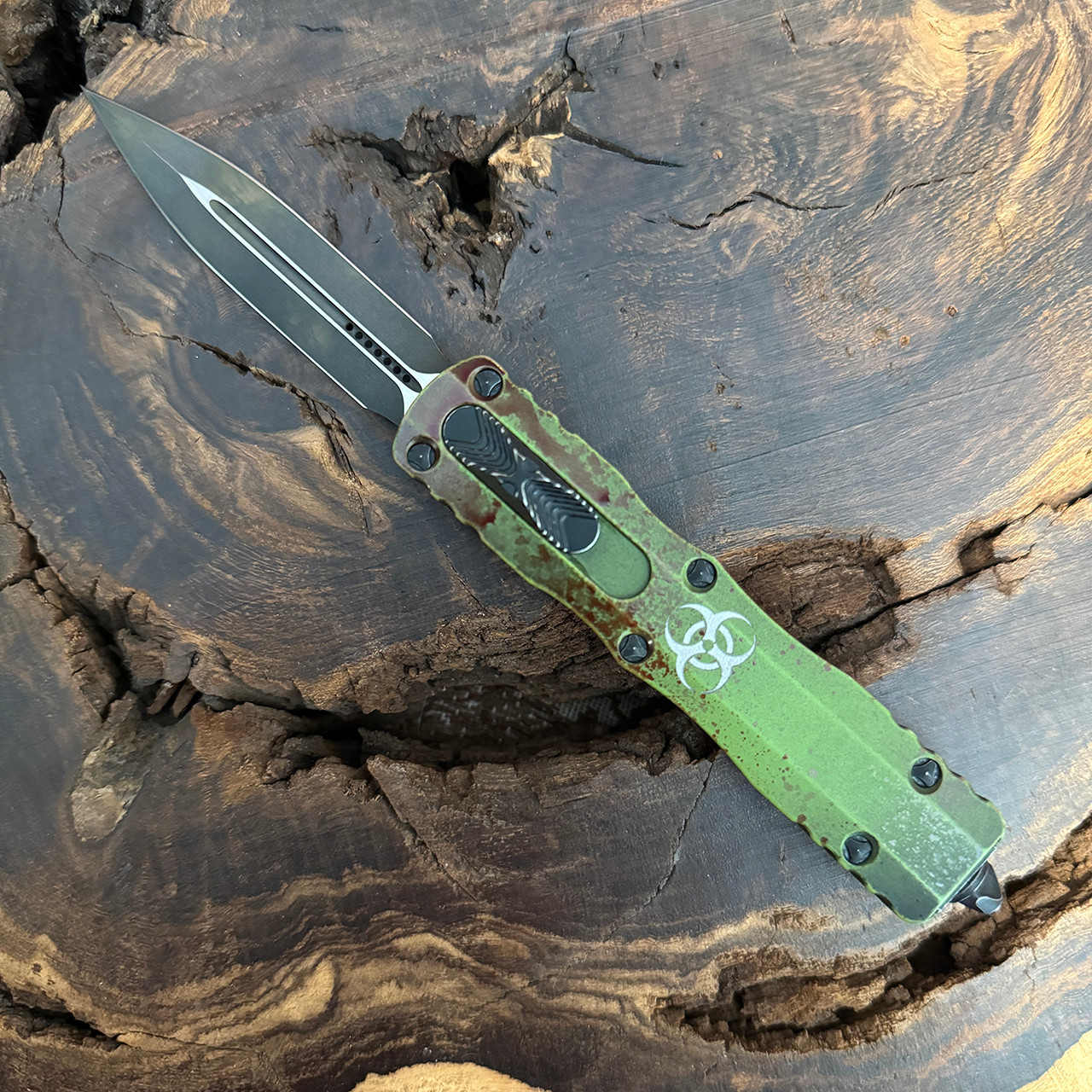 Microtech Dirac D/E Outbreak Deep Engraved Standard Signature