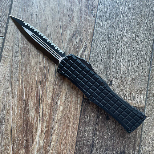 Microtech Hera D/E Tactical Frag Handle Black Full Serrated Signature Series 702-3TFRS