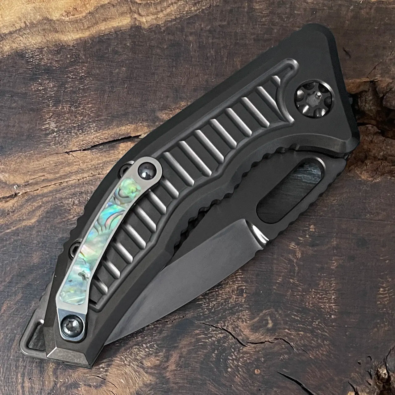 Heretic Knives Custom Medusa Auto Tanto DLC Titanium w/ Frag Pattern Hand  Ground Stealth Polish Elmax Abalone Inlaid Clip DLC Hardware DLC Inlaid  Abalone Inlaid Button (Pre-Owned)