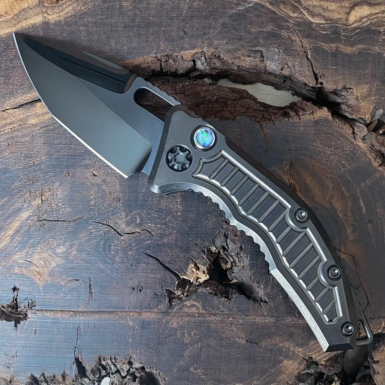 Inlaid Knives DLC Titanium Inlaid Pattern Medusa Elmax Stealth Abalone Auto DLC Abalone Frag Button Clip Polish w/ DLC Tanto Hand Heretic Knives Inlaid Ground American Custom (Pre-Owned) Hardware Edge |