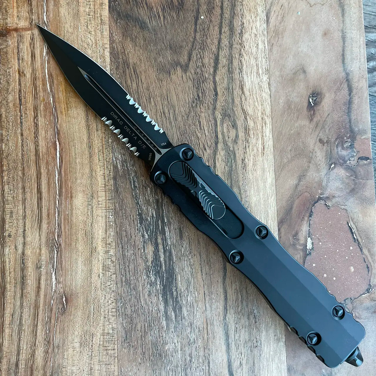 Microtech Dirac Delta D/E Black Stonewash Serrated 227-11