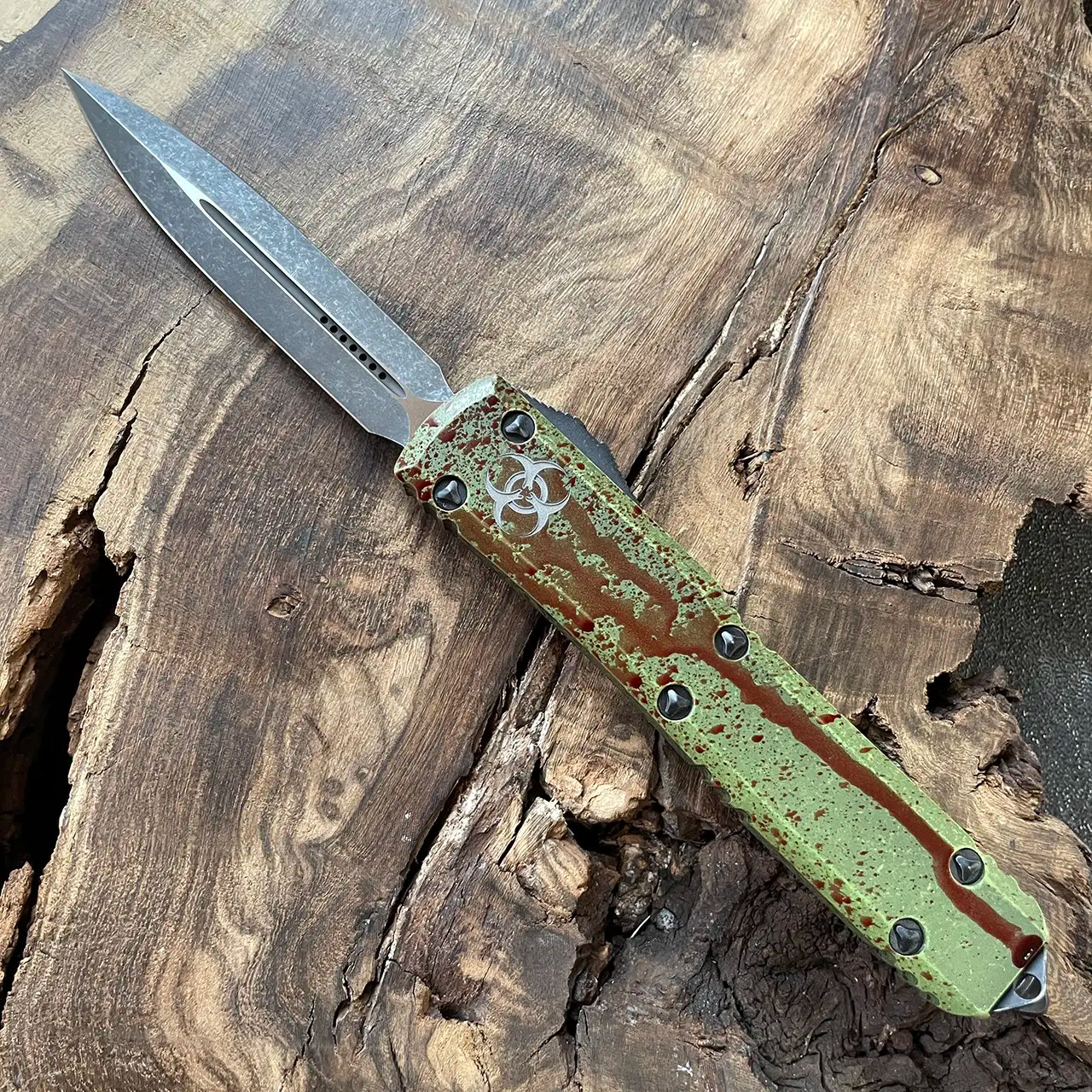 Microtech Ultratech D/E Outbreak Deep Engraved Standard Signature