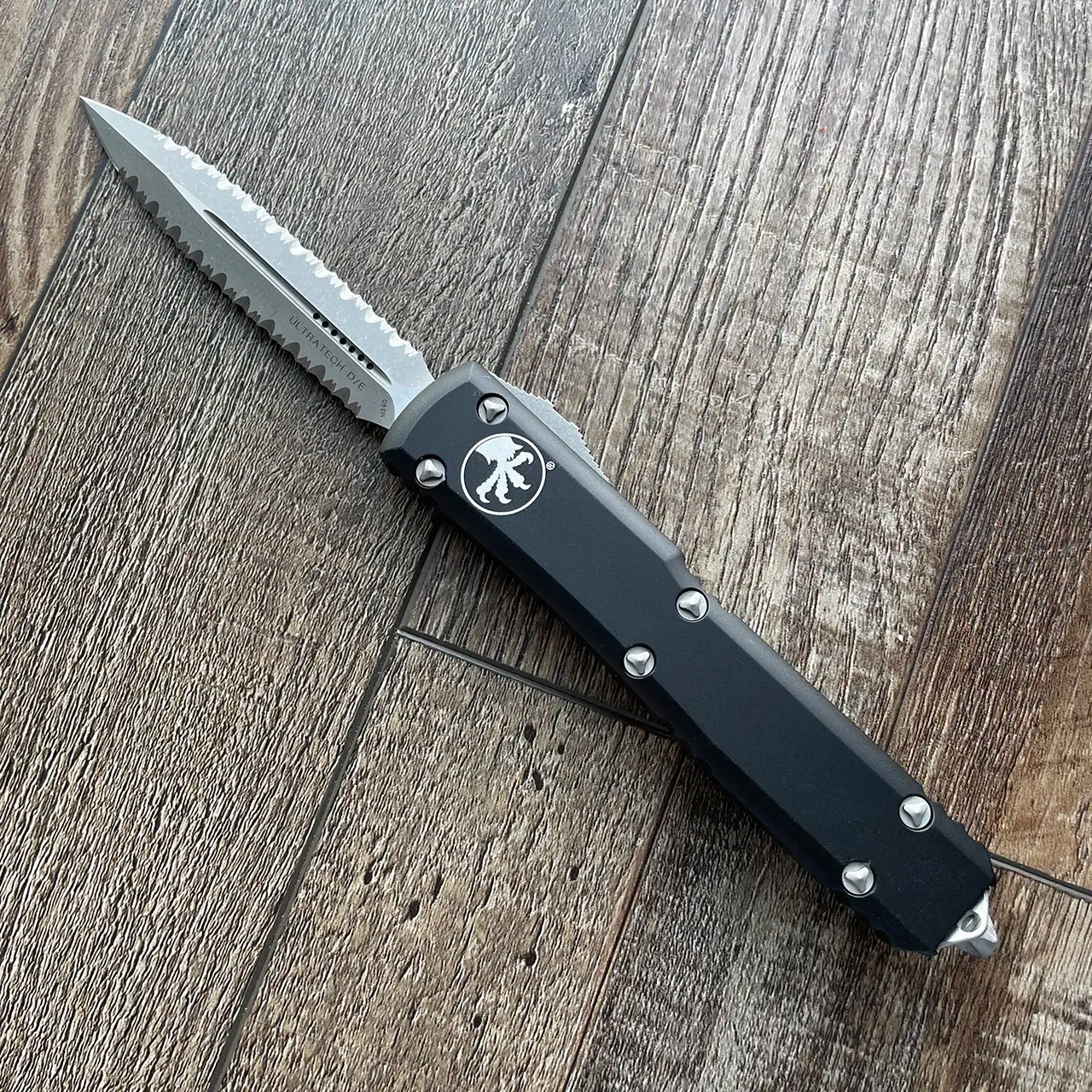 https://cdn11.bigcommerce.com/s-1tyihs272l/images/stencil/original/products/7483/17264/Microtech-122-D12AP-Ultratech-DE-Black-Apocalyptic-Double-Full-Serrated__10847.1675974238.jpg