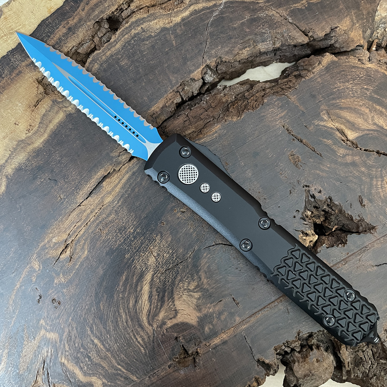 Microtech Knives: Full Serrated Blade Edge Edition - A Full Review -  EKnives LLC