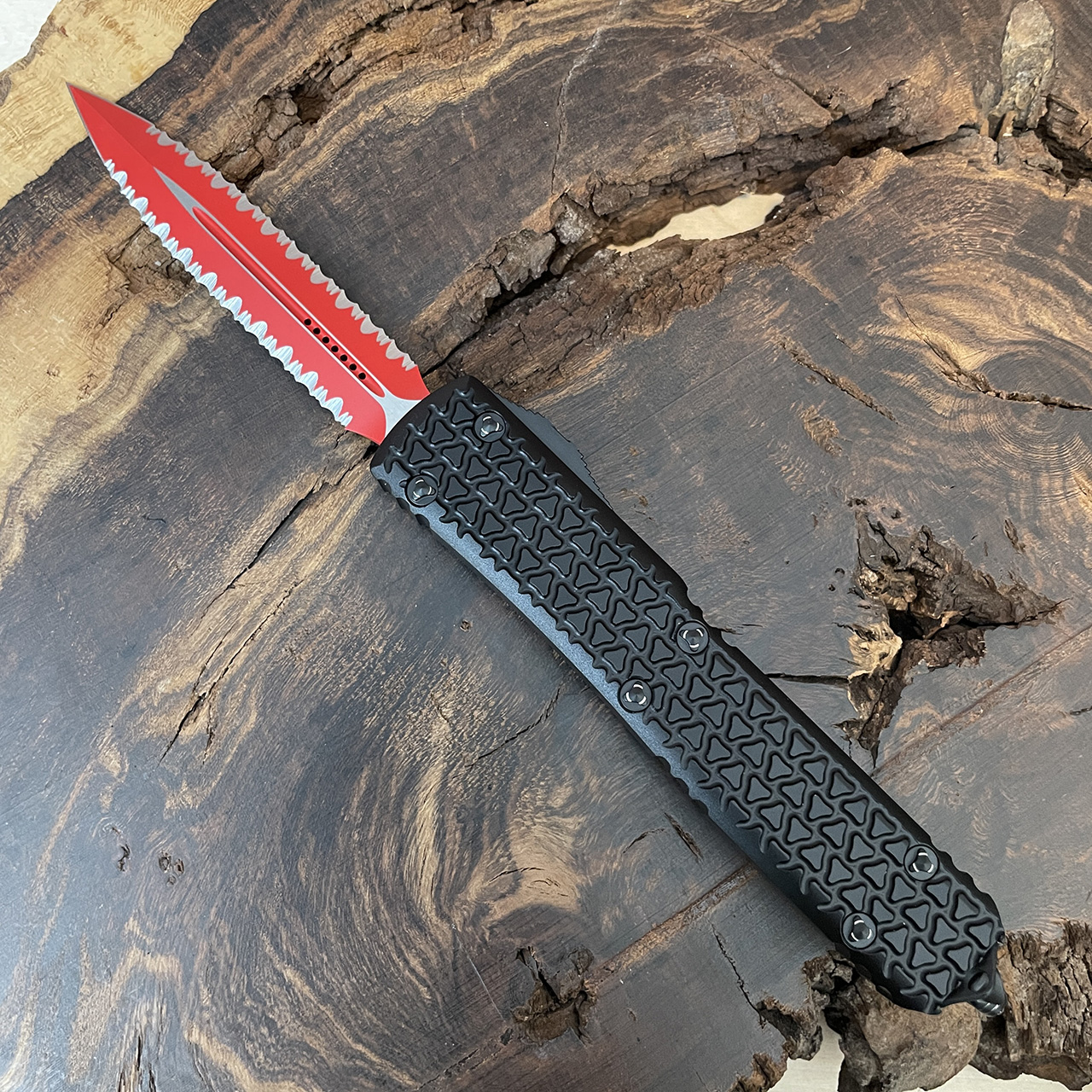 https://cdn11.bigcommerce.com/s-1tyihs272l/images/stencil/original/products/8209/19132/Microtech-122-D3SL-Ultratech-DE-Tri-Grip-SL-red-Double-Full-Serrated__26214.1686168546.jpg