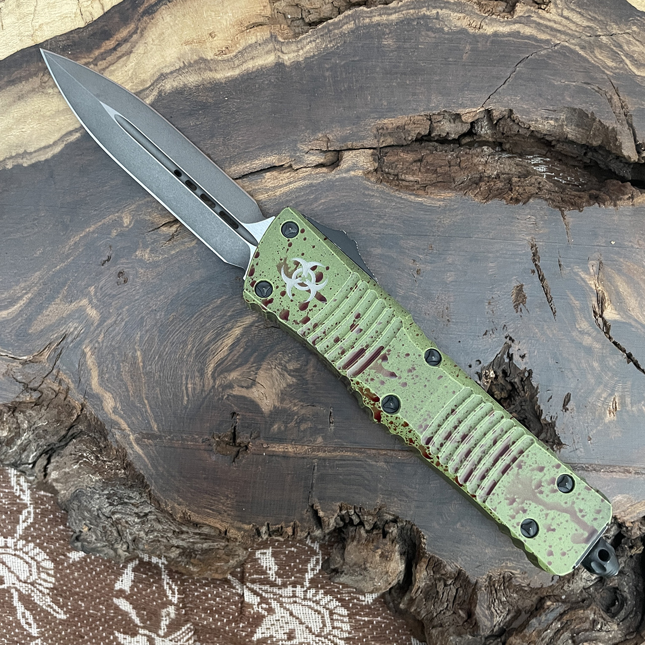 https://cdn11.bigcommerce.com/s-1tyihs272l/images/stencil/original/products/8626/20084/Microtech-142-1OBDS-Combat-Troodon-DE-Outbreak-Standard-Signature-Series__71547.1691153819.jpg