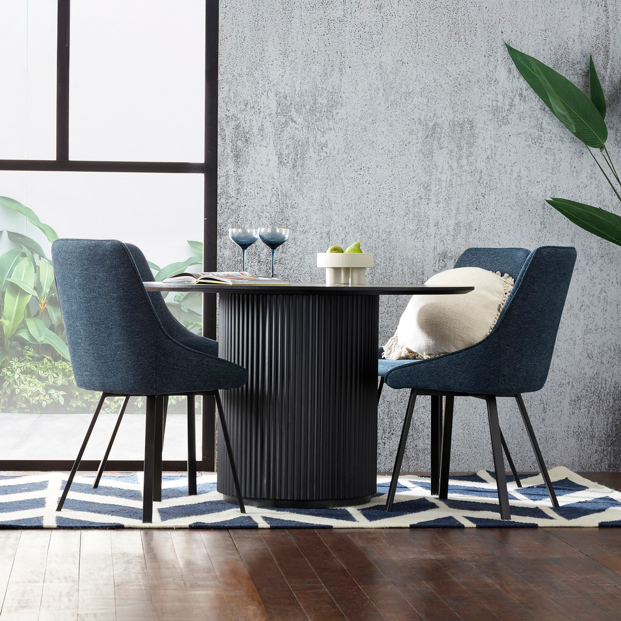 Larsa round dining table