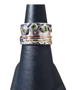 Peridot 3 stone with Gold Spin Ring S9