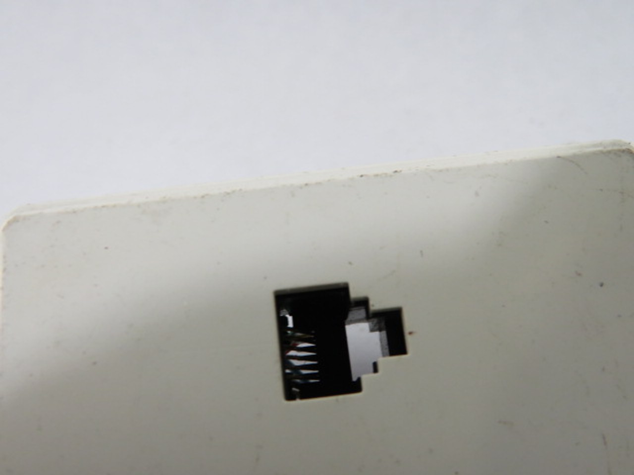 Leviton 40649-W White Decora Wall Jack 6P4C USED
