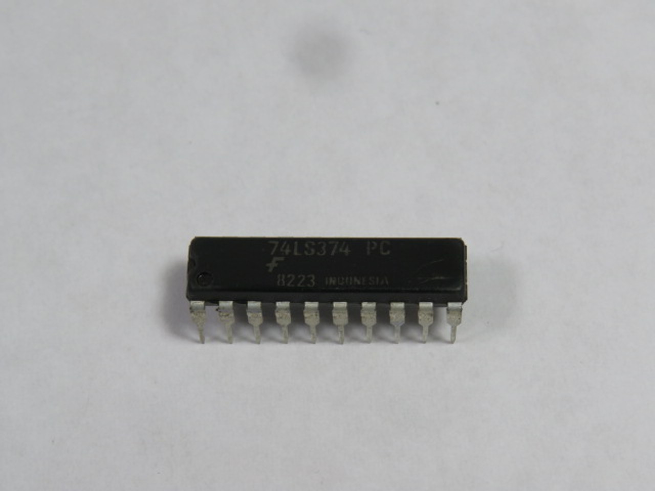 Fairchild 74LS374 3-State Octal Edge-Triggered D-Type Flip-Flop IC Chip USED