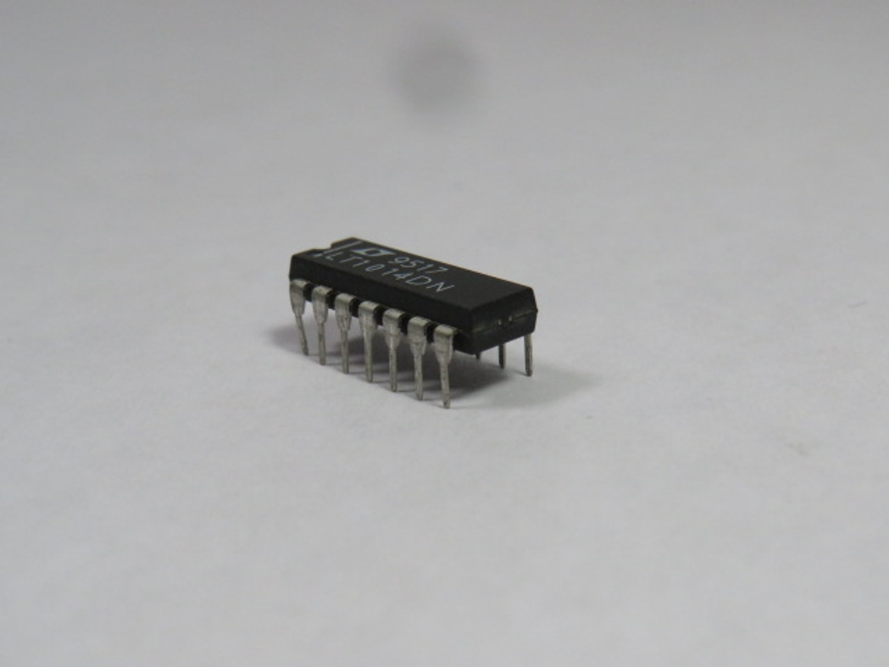 Linear Technology LT1014DN General Purpose Amplifier 4 Circuit IC Chip USED