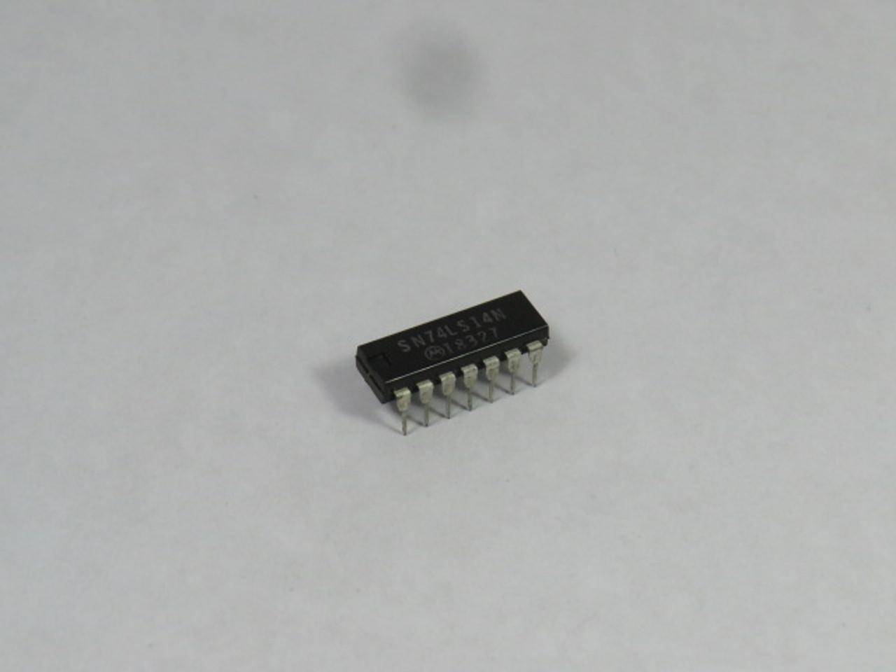 Motorola SN74LS14N Hex Invertor W/ Schmitt Trigger IC Chip USED