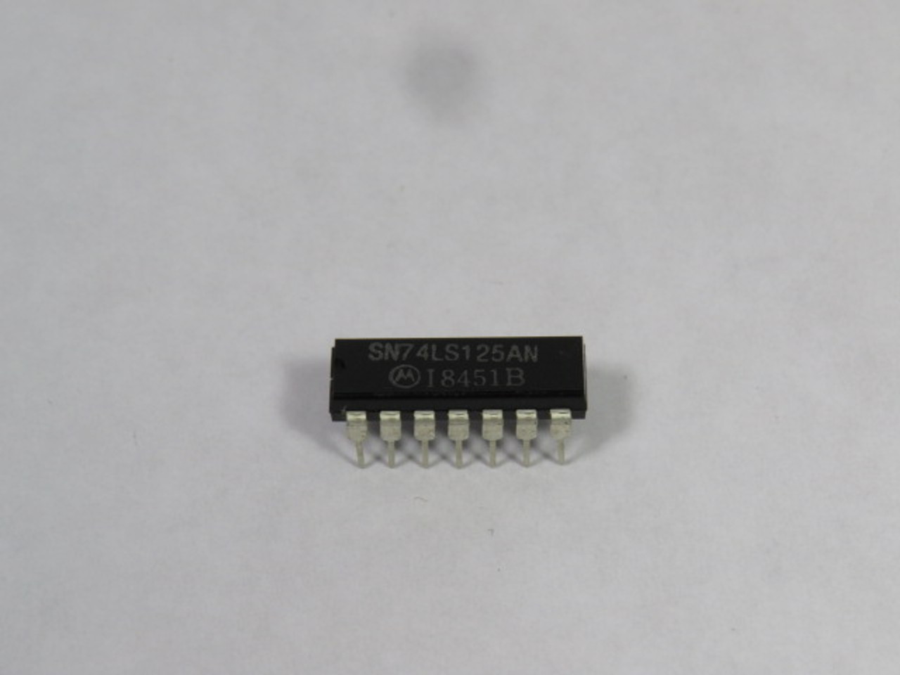 Motorola SN74LS125AN Quadruple Bus Buffer W/ 3-State Output IC Chip USED