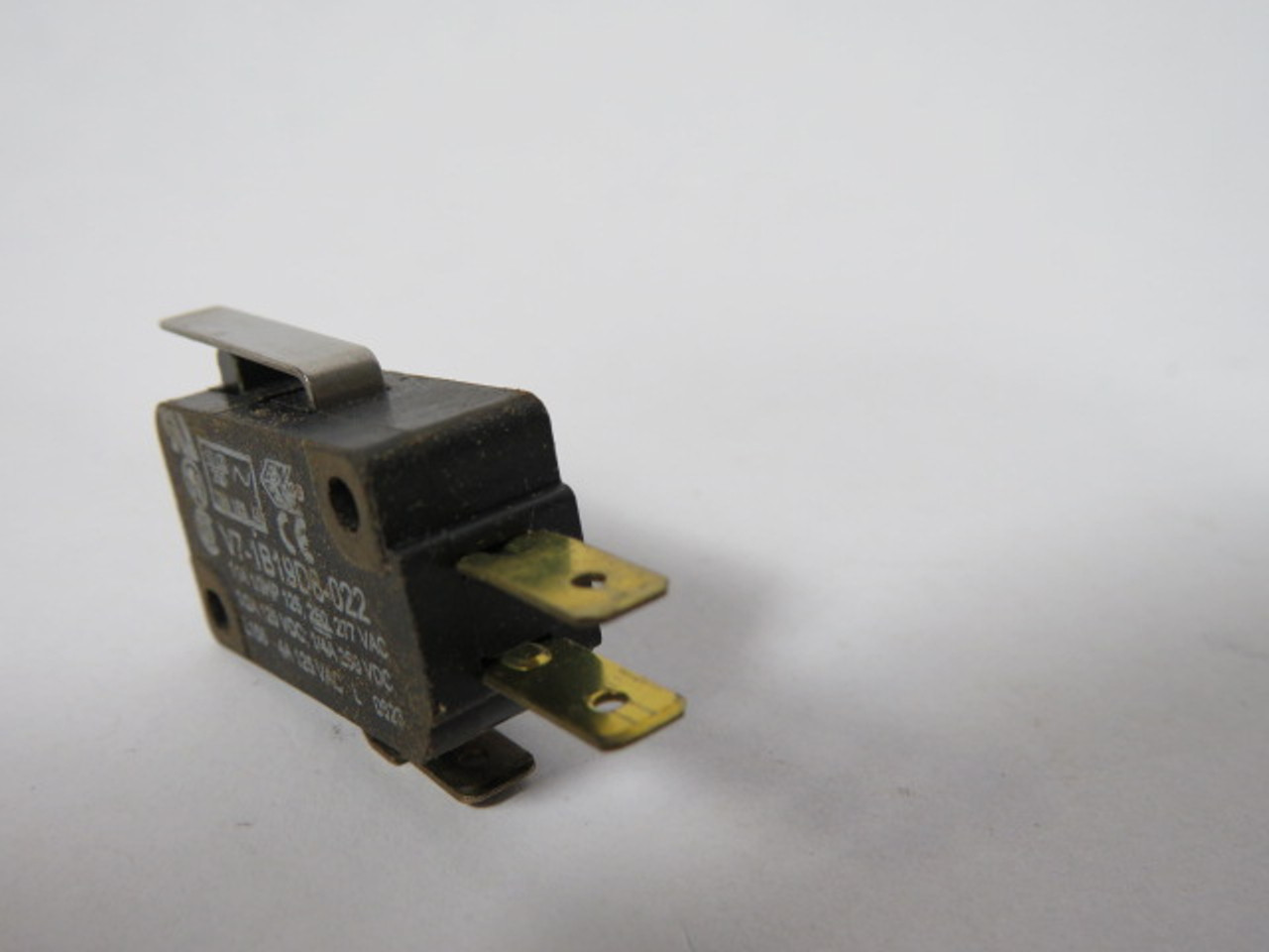Microswitch V7-1B19D8-022 Lever Switch 11A@1/3HP@125/250/277VAC USED