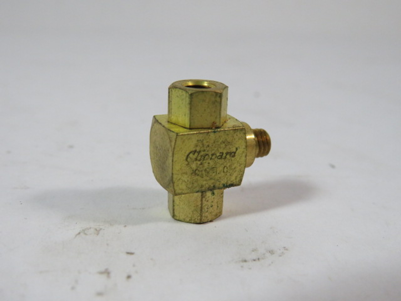 Clippard MSV-1 Shuttle Valve 10-32 Male Outlet 10-32 Female Inlet USED