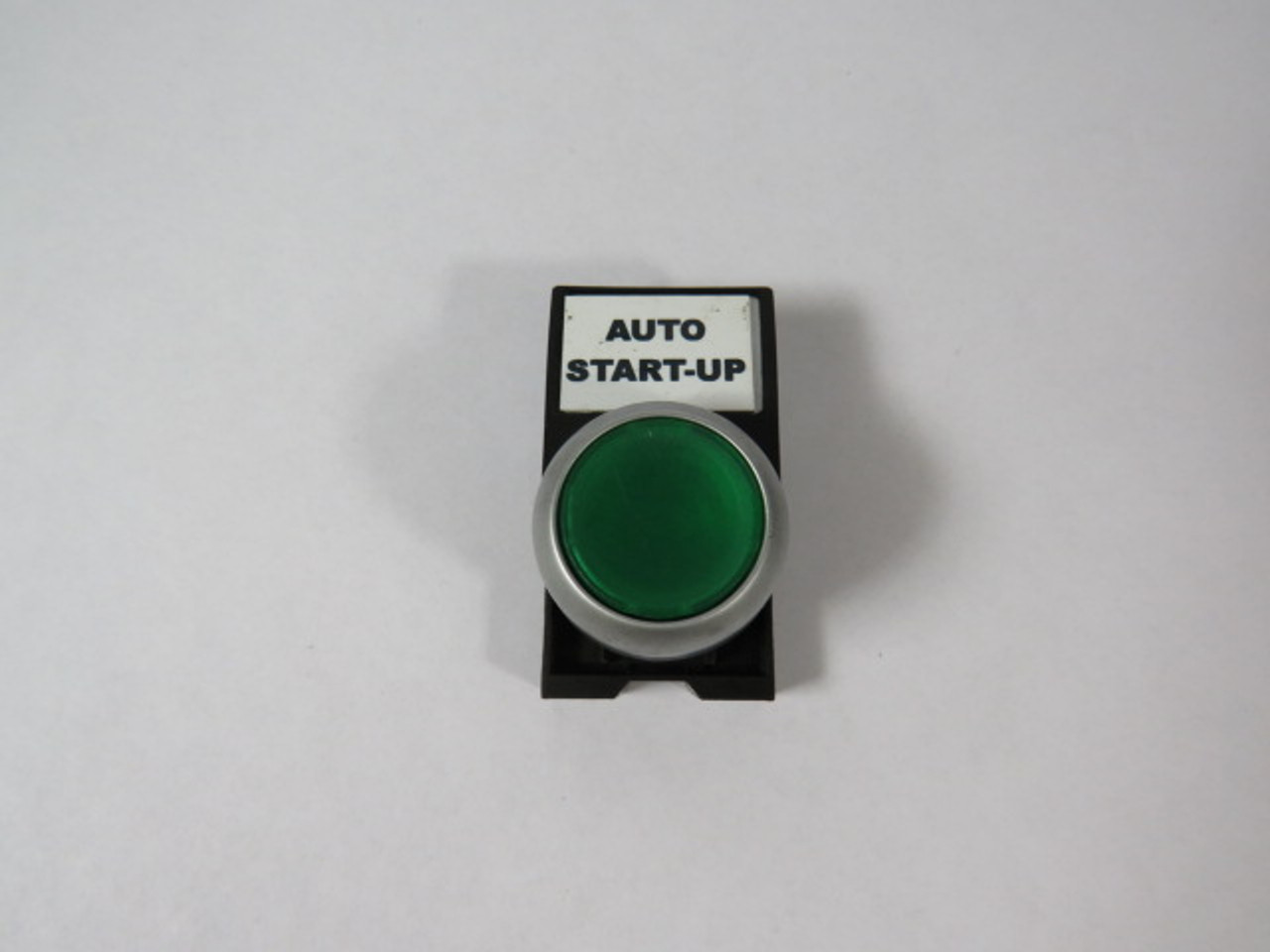 Cutler-Hammer M22-D-G Green Push Button Actuator w/ Mounting Latch USED