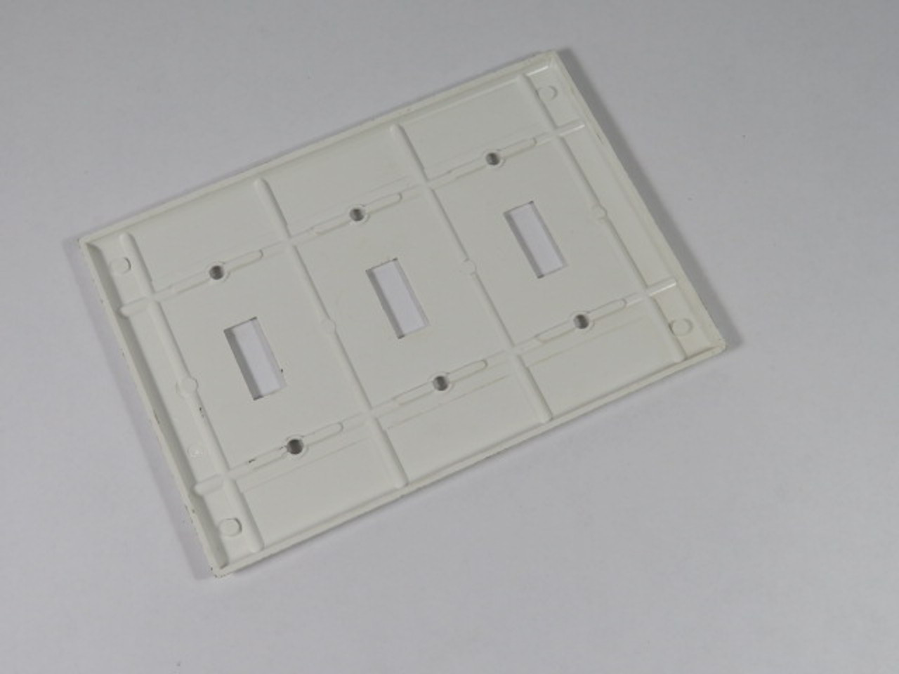 Leviton 001-88011 3-Gang Toggle Switch Wall Plate White NO HARDWARE USED