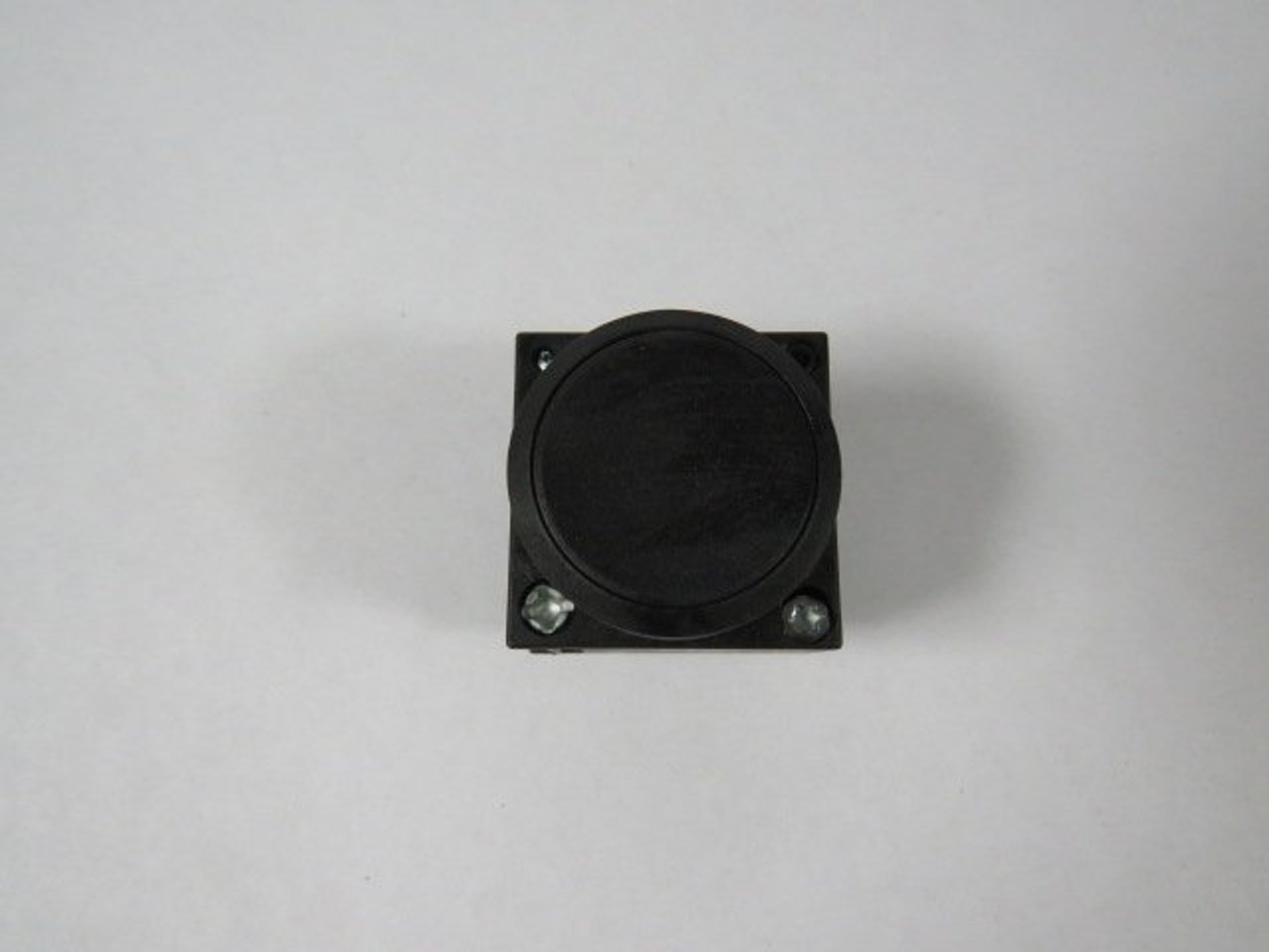 Siemens 3SB3000-0AA11 Push Button w/ Black Flat Button USED