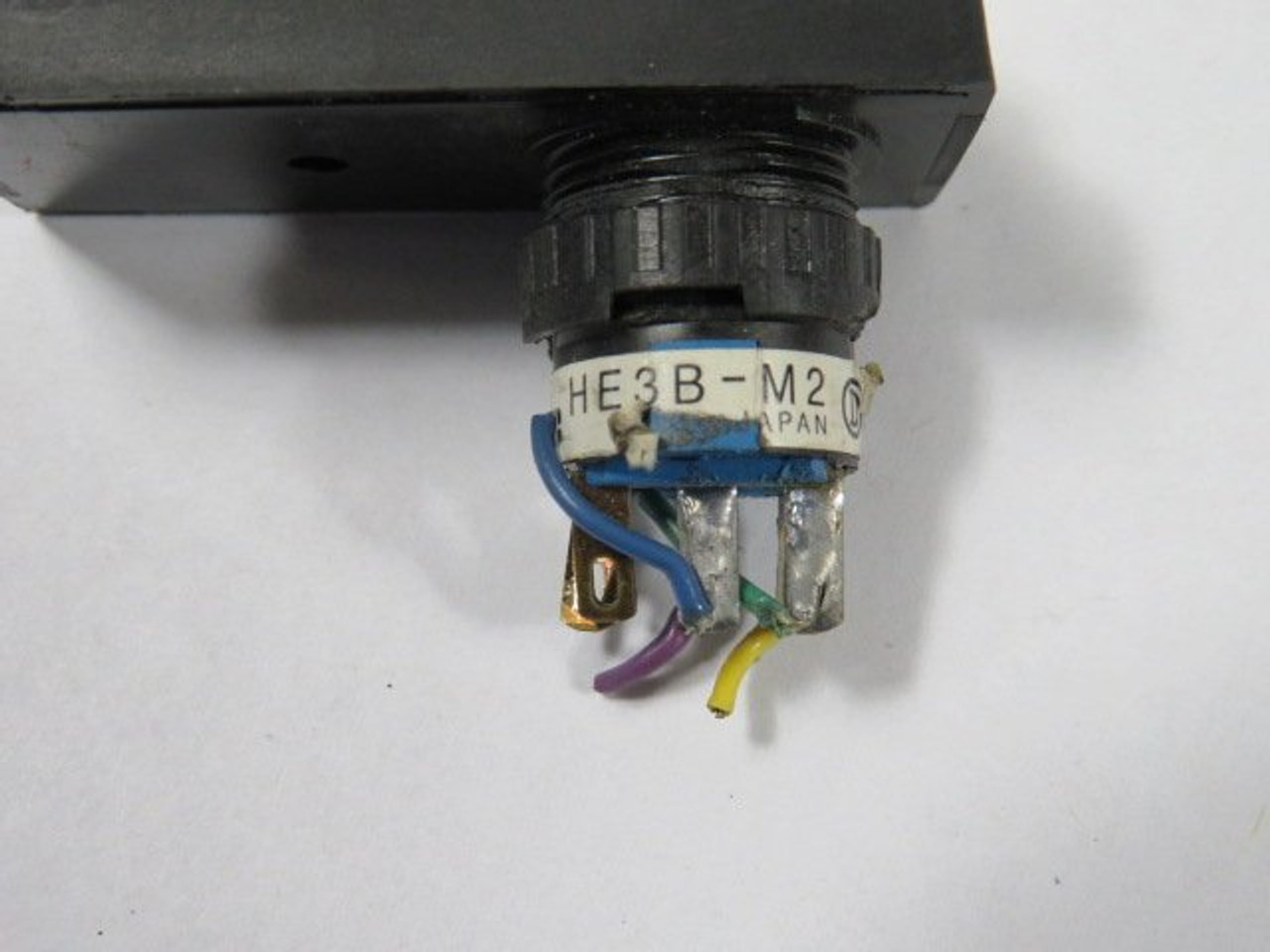 IDEC HE3B-M2 Yellow Push Button Enabling Switch USED