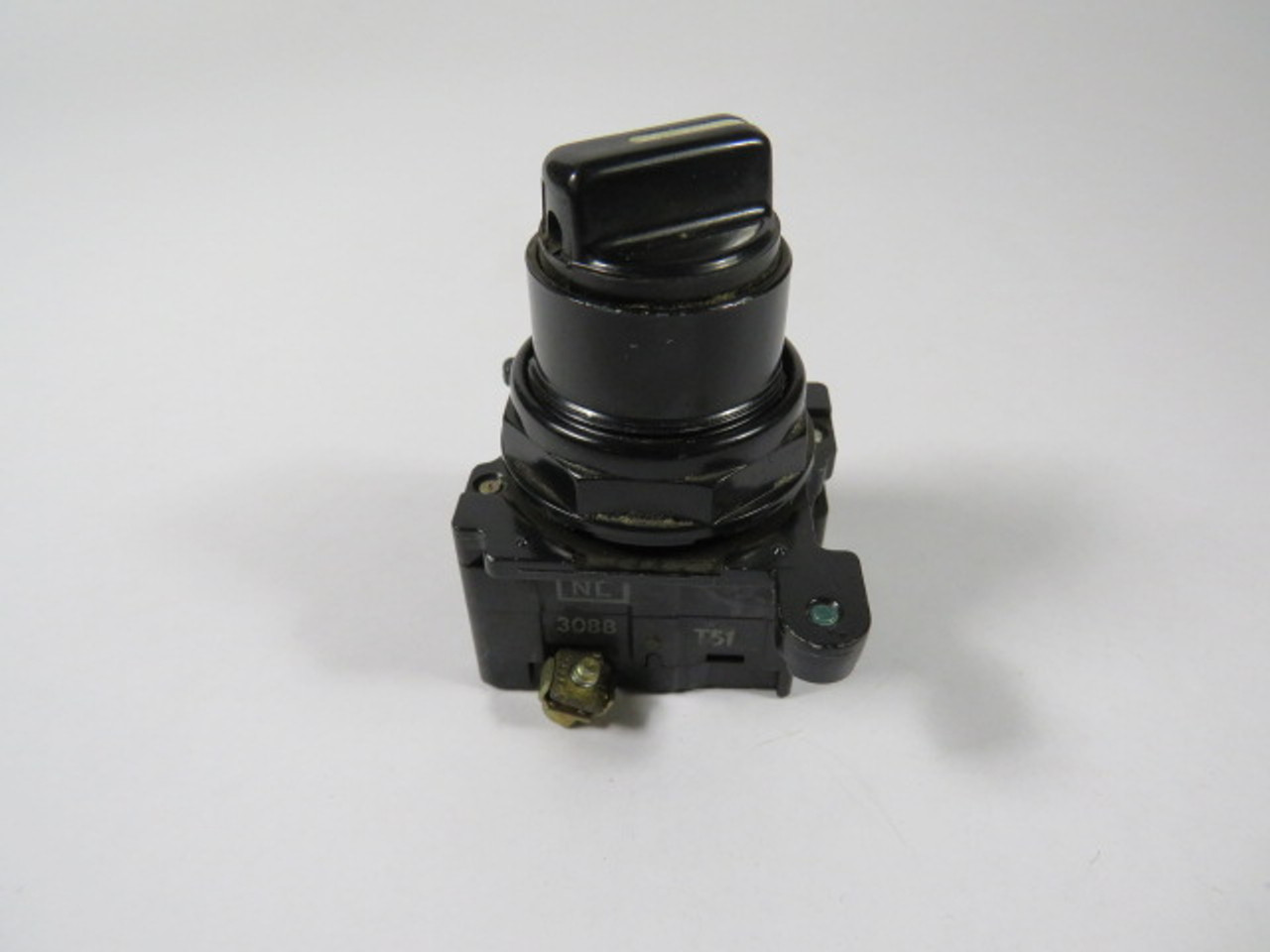 Cutler-Hammer E34VFBK1 Selector Switch 2-Position 1NC CAM1 USED
