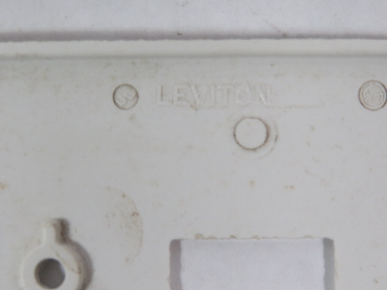 Leviton 020-88001 1-Gang Toggle Switch Wall Plate White USED