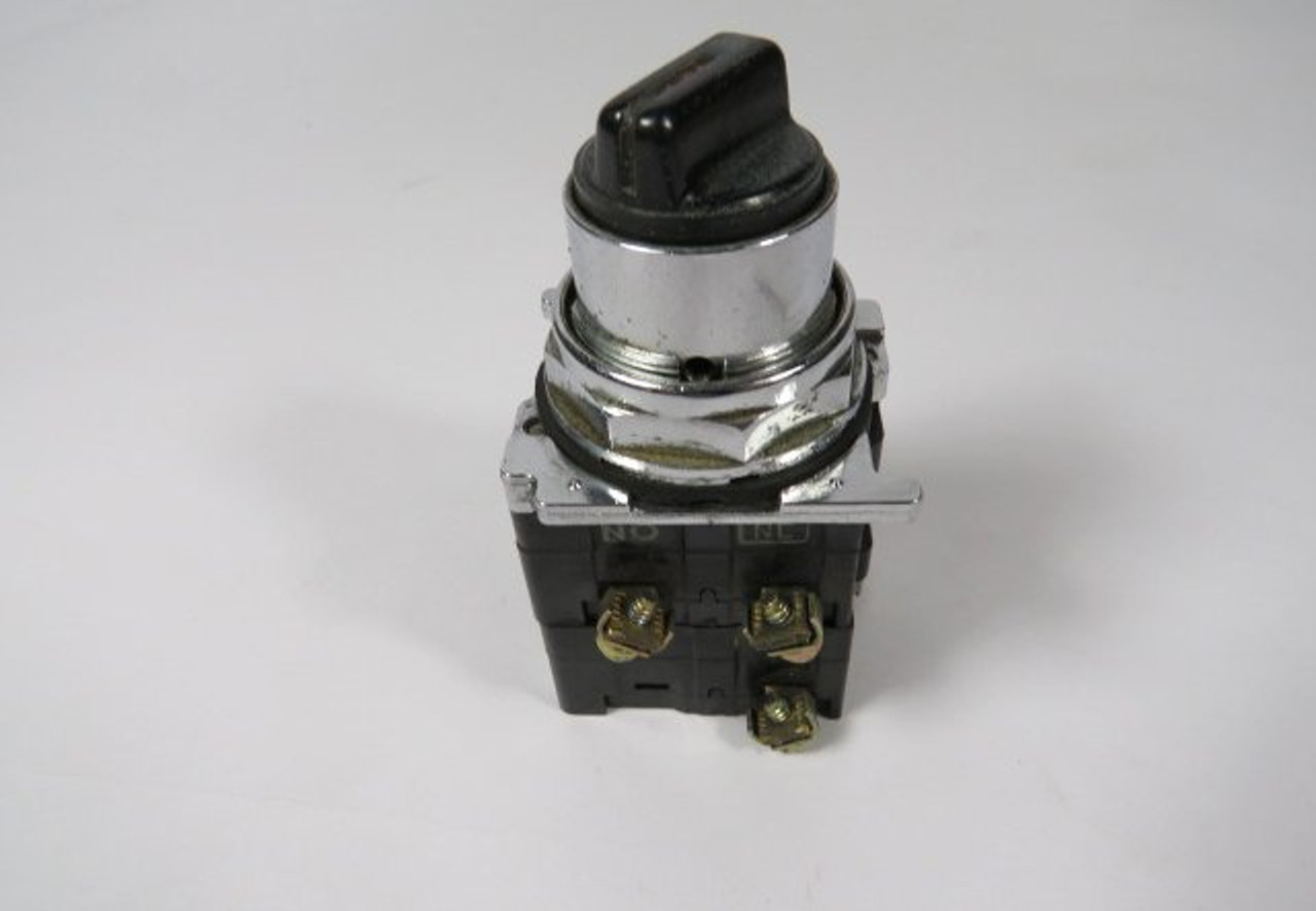 Cutler-Hammer 10250T1322 Selector Switch 2NO/1NC 3-Position CAM2 USED