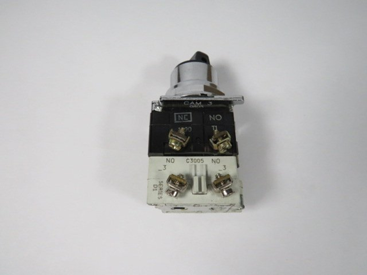 Cutler-Hammer 10250T1323 Selector Switch 3NO/1NC 3-Position CAM3 USED