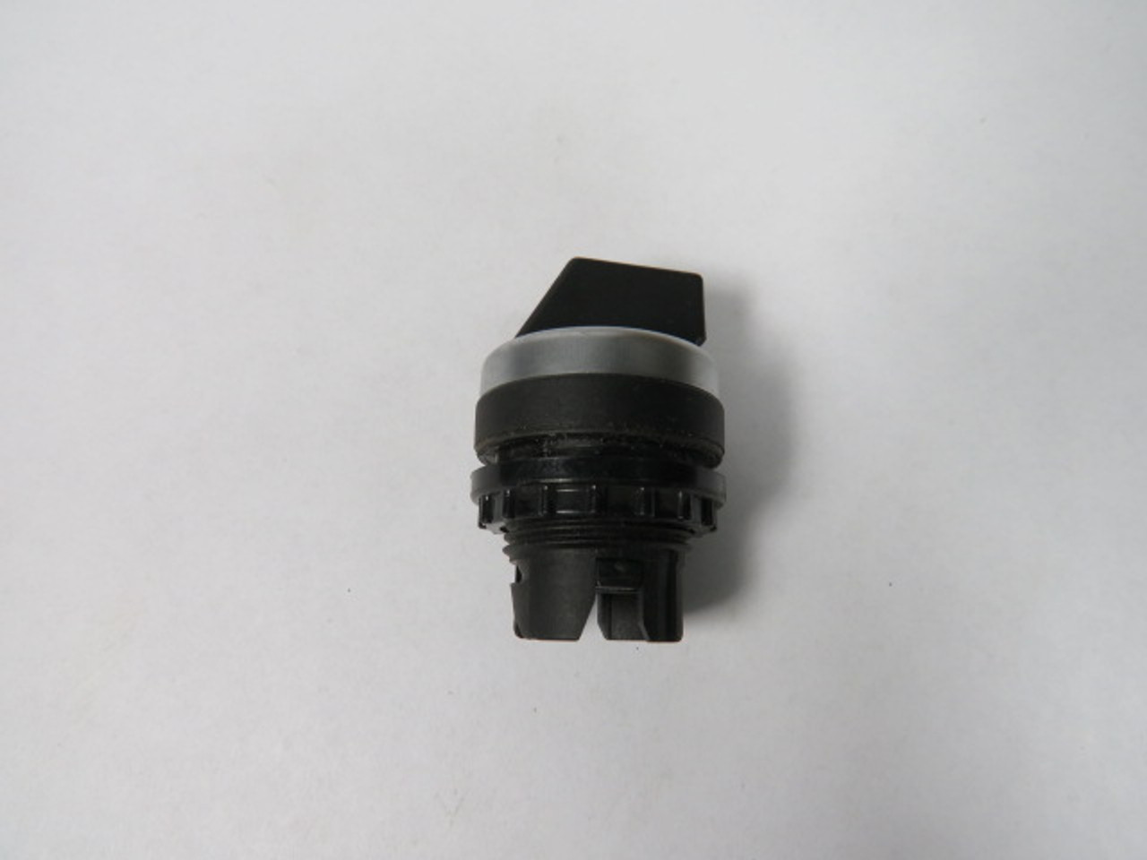 Eaton A22-RWK1R Selector Switch Operator Only 2-Position USED