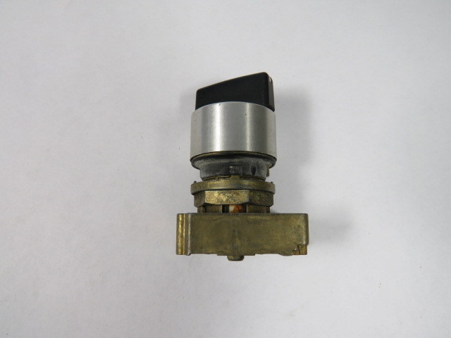 Allen-Bradley 800EM-SM22 Selector Switch w/ Mounting Latch 2-Position USED
