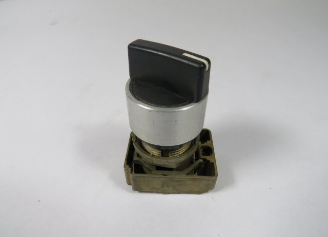 Allen-Bradley 800EM-SM22 Selector Switch w/ Mounting Latch 2-Position USED
