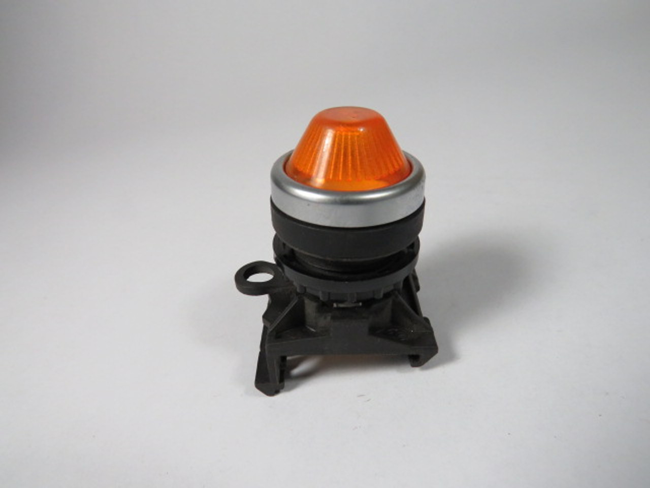 Eaton A22-RL-GE Yellow/Orange Conical Indicating Light w/ Mounting LatchUSED