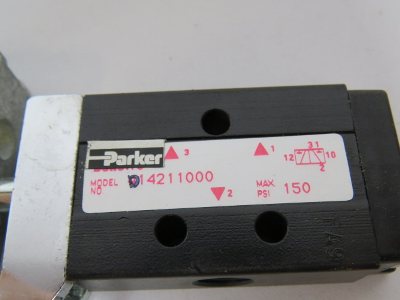 Parker D14211000 3-Way Roller Lever Spool Valve 150PSI ! NEW !