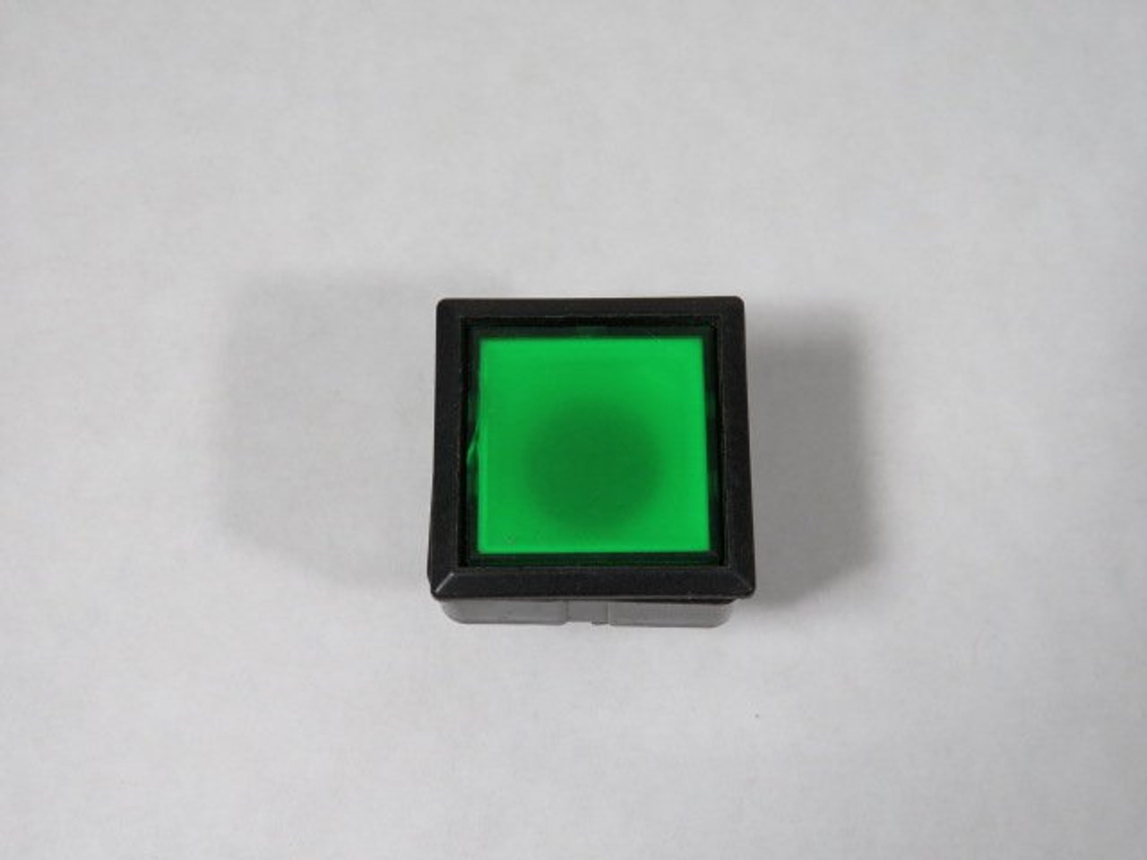 IDEC LW7L-M1-G Green Square Push Button Operator Only USED