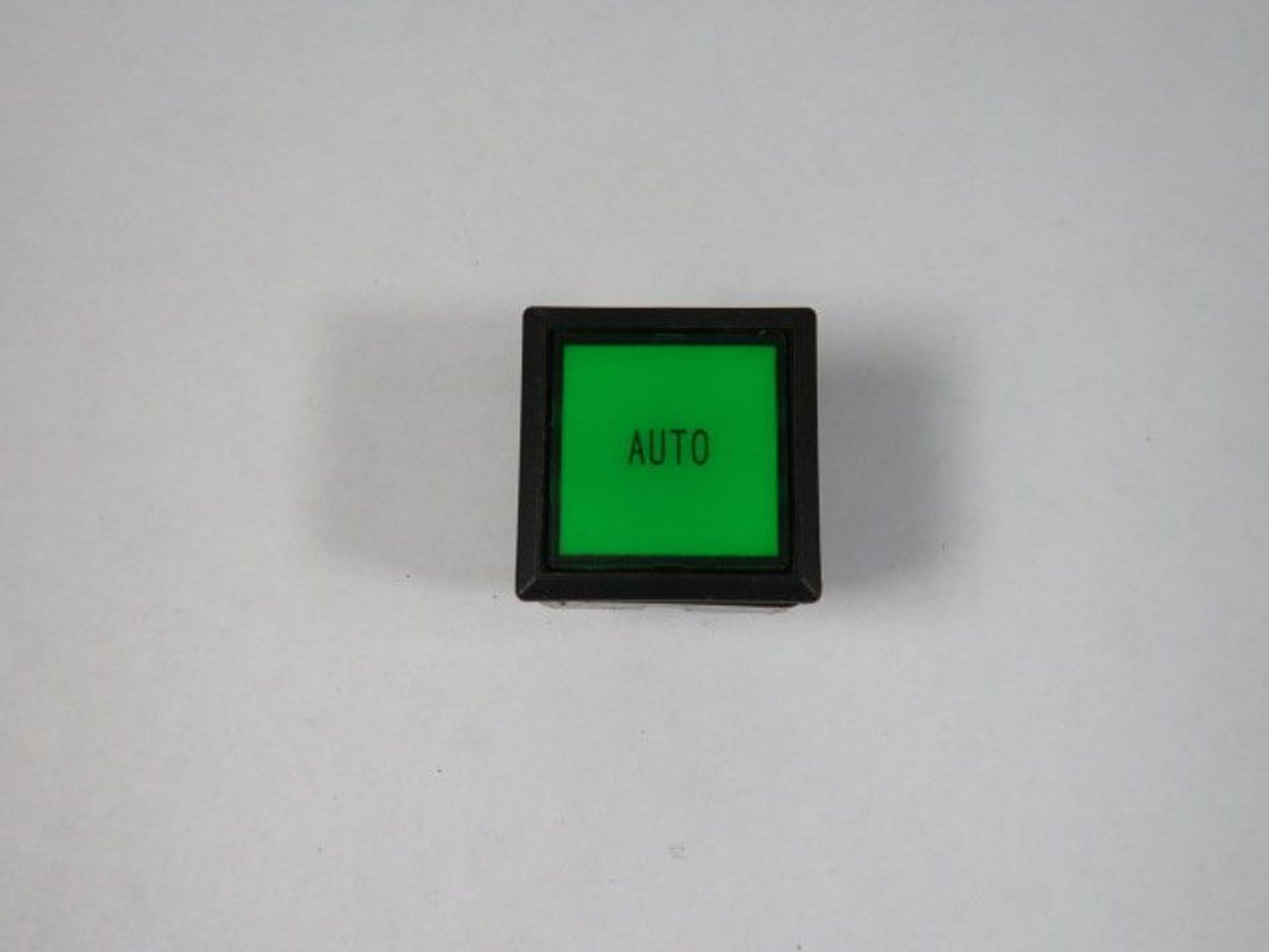IDEC LW7L-M1-G Green Square Push Button Operator "AUTO" USED